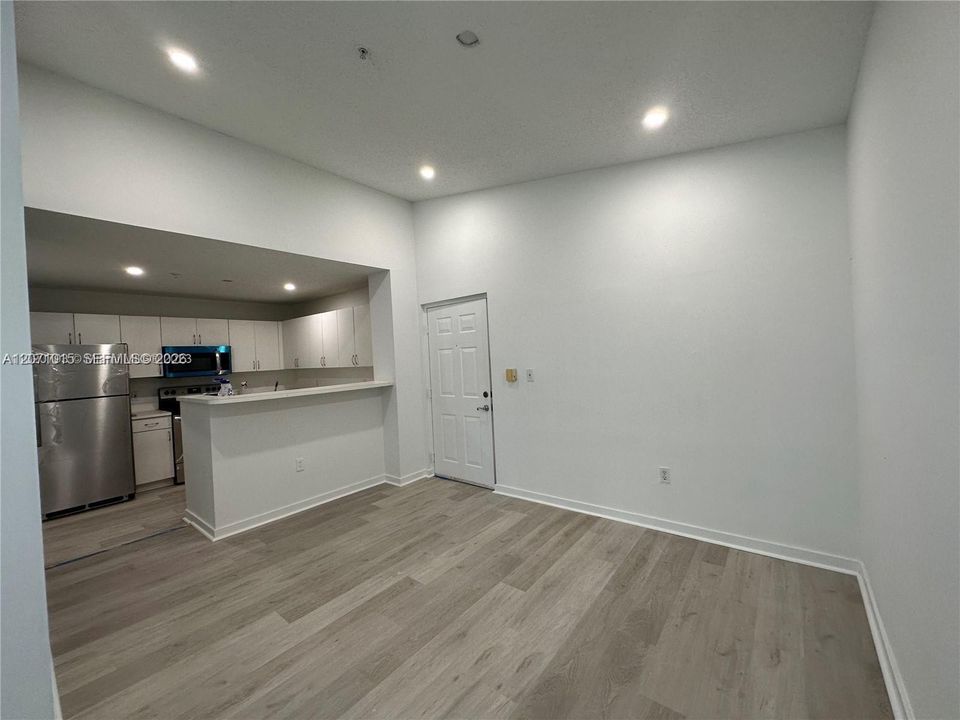 For Rent: $2,250 (1 beds, 1 baths, 743 Square Feet)