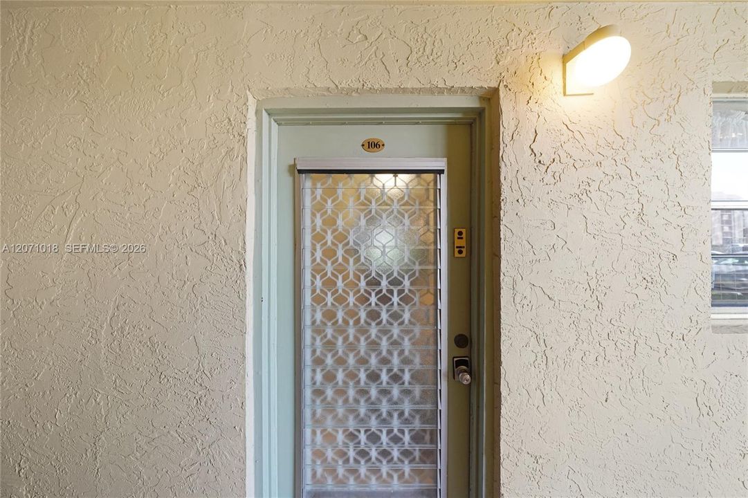 For Sale: $179,900 (2 beds, 2 baths, 1105 Square Feet)