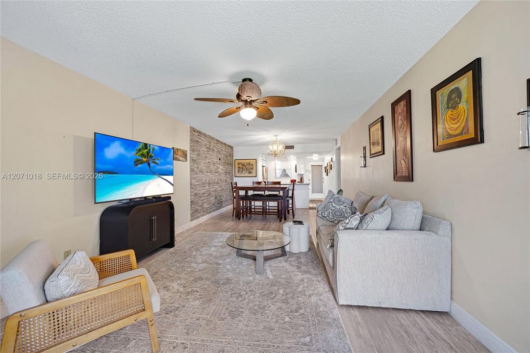For Sale: $179,900 (2 beds, 2 baths, 1105 Square Feet)