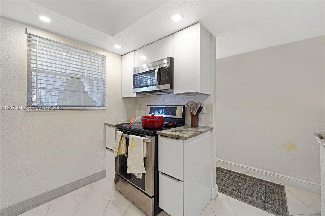 For Sale: $179,900 (2 beds, 2 baths, 1105 Square Feet)
