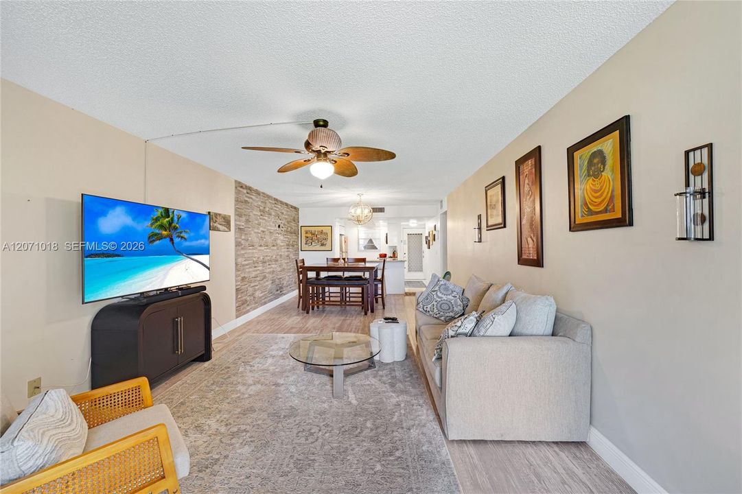 For Sale: $179,900 (2 beds, 2 baths, 1105 Square Feet)