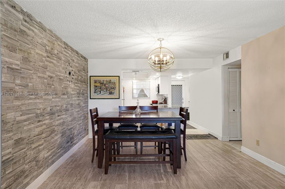 For Sale: $179,900 (2 beds, 2 baths, 1105 Square Feet)