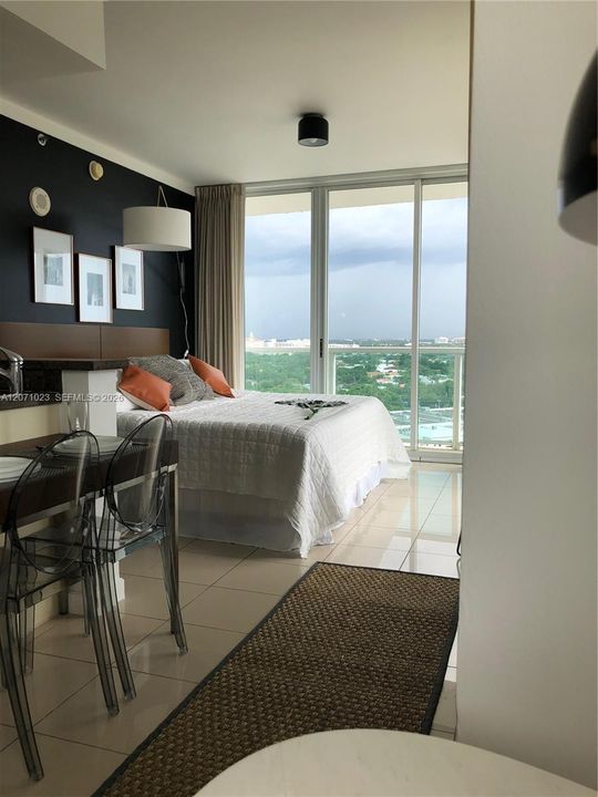 For Sale: $750,000 (1 beds, 2 baths, 761 Square Feet)