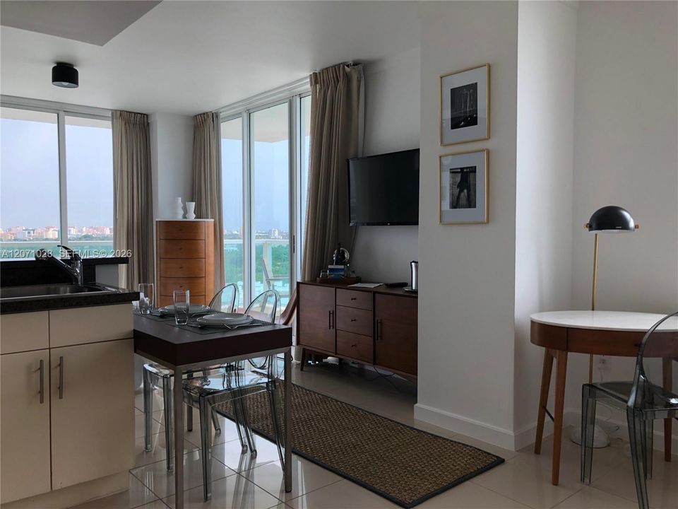 For Sale: $750,000 (1 beds, 2 baths, 761 Square Feet)