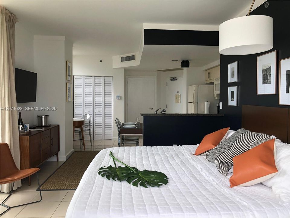 For Sale: $750,000 (1 beds, 2 baths, 761 Square Feet)
