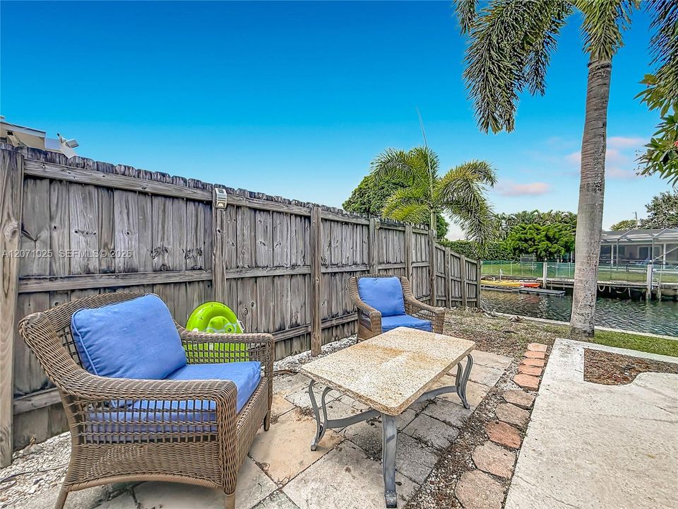For Sale: $537,500 (2 beds, 1 baths, 959 Square Feet)
