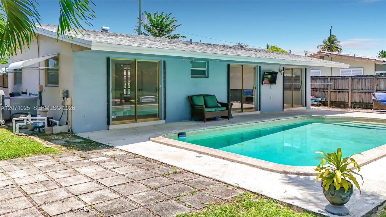 For Sale: $537,500 (2 beds, 1 baths, 959 Square Feet)