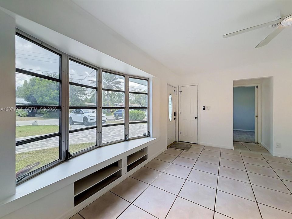 For Sale: $537,500 (2 beds, 1 baths, 959 Square Feet)
