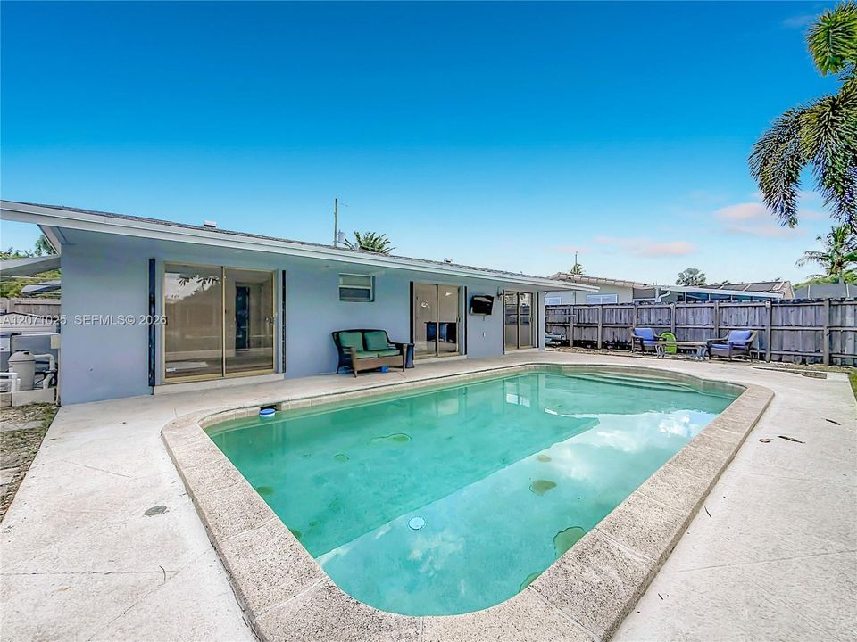 For Sale: $537,500 (2 beds, 1 baths, 959 Square Feet)