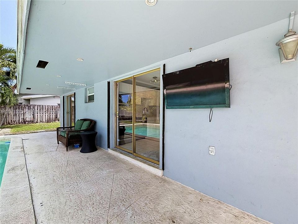 For Sale: $537,500 (2 beds, 1 baths, 959 Square Feet)
