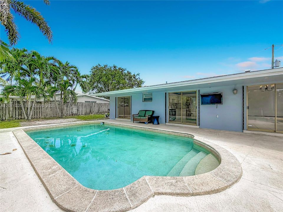 For Sale: $537,500 (2 beds, 1 baths, 959 Square Feet)