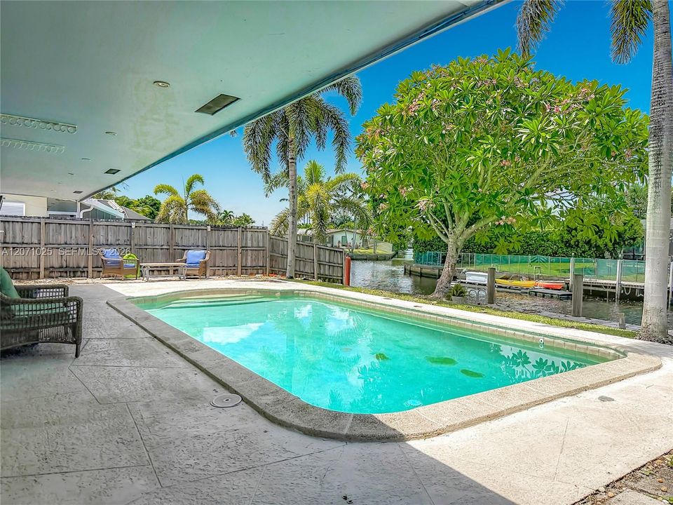 For Sale: $537,500 (2 beds, 1 baths, 959 Square Feet)