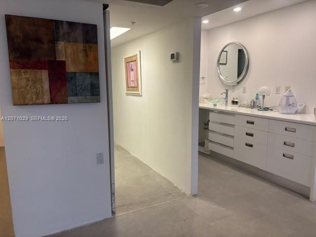 For Rent: $3,300 (0 beds, 1 baths, 520 Square Feet)