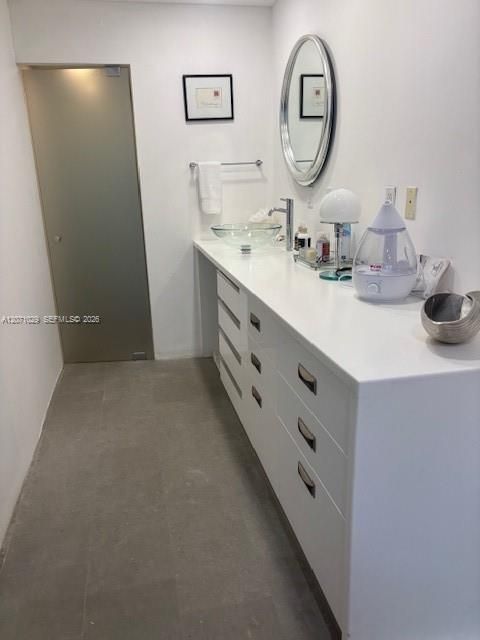 For Rent: $3,300 (0 beds, 1 baths, 520 Square Feet)