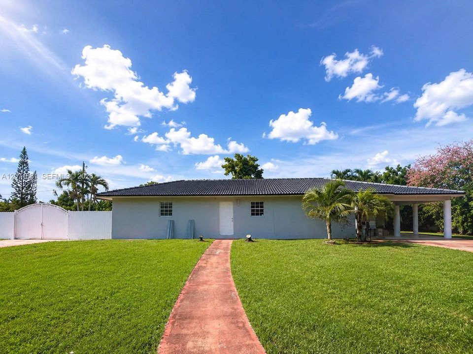 En Venta: $1,400,000 (6 camas, 4 baños, 3682 Pies cuadrados)