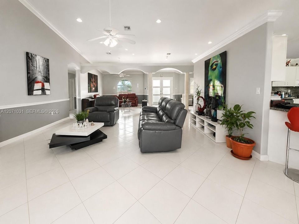 En Venta: $1,400,000 (6 camas, 4 baños, 3682 Pies cuadrados)