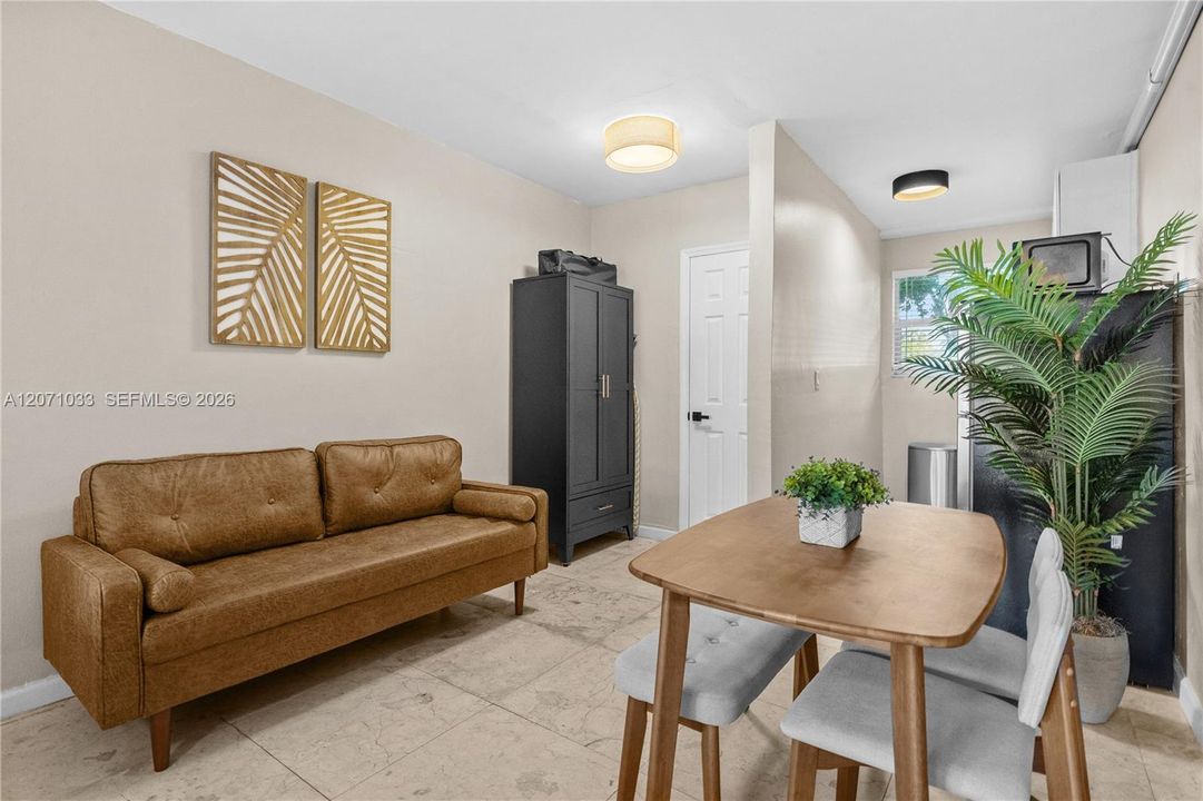 В аренду: $2,200 (0 спален, 1 ванн, 400 Квадратных фут)
