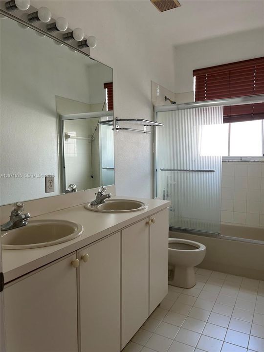 En Renta: $4,300 (4 camas, 2 baños, 2184 Pies cuadrados)