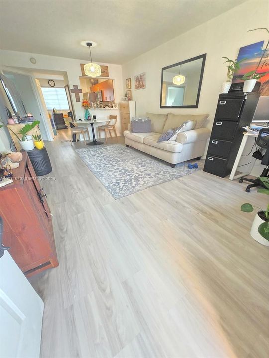 For Sale: $305,000 (2 beds, 2 baths, 904 Square Feet)