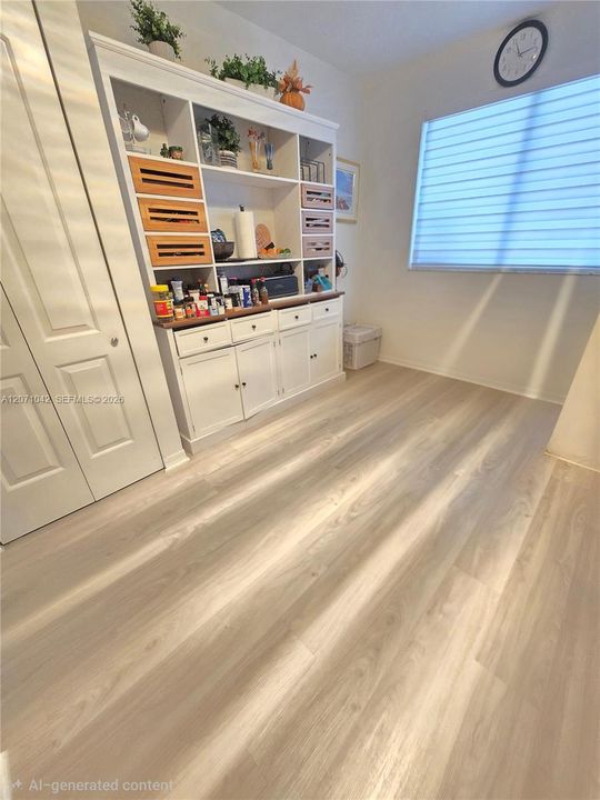 For Sale: $305,000 (2 beds, 2 baths, 904 Square Feet)