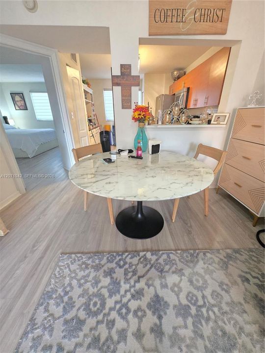 For Sale: $305,000 (2 beds, 2 baths, 904 Square Feet)
