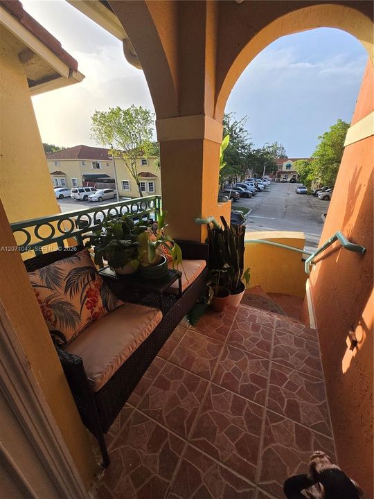 For Sale: $305,000 (2 beds, 2 baths, 904 Square Feet)