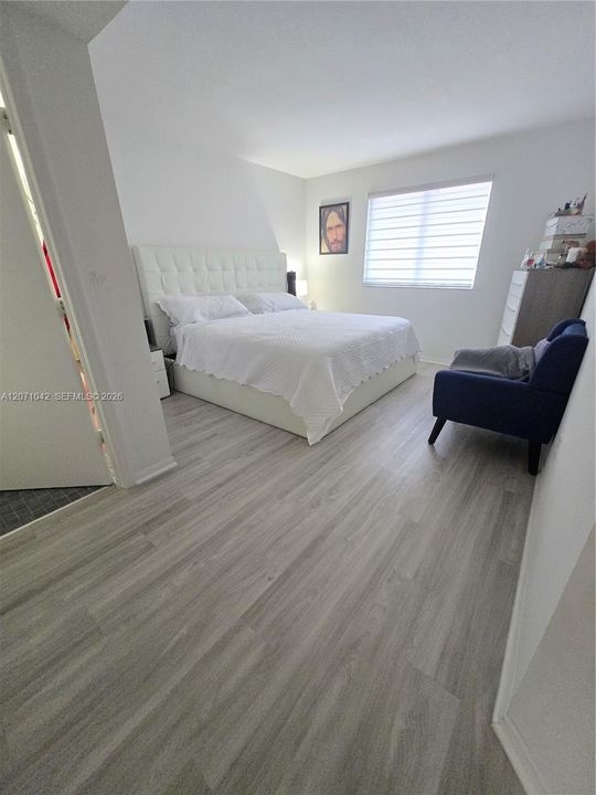 For Sale: $305,000 (2 beds, 2 baths, 904 Square Feet)
