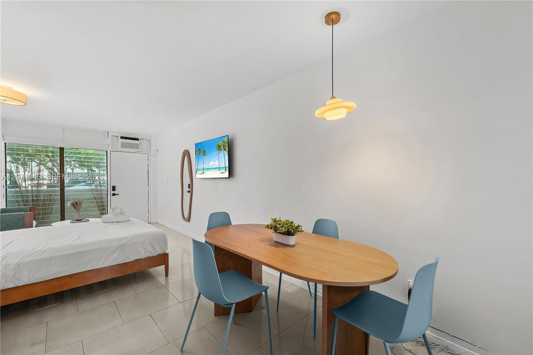 В аренду: $2,200 (0 спален, 1 ванн, 425 Квадратных фут)