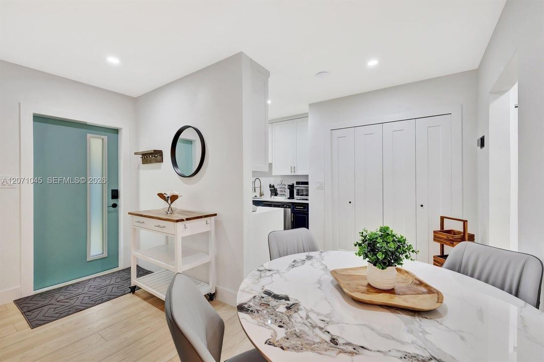 For Rent: $2,200 (1 beds, 1 baths, 650 Square Feet)
