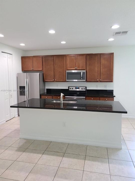For Rent: $3,900 (3 beds, 3 baths, 2078 Square Feet)