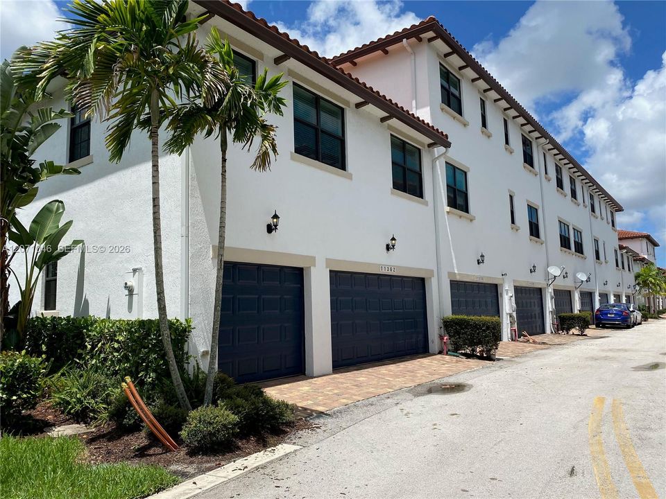 For Rent: $3,900 (3 beds, 3 baths, 2078 Square Feet)