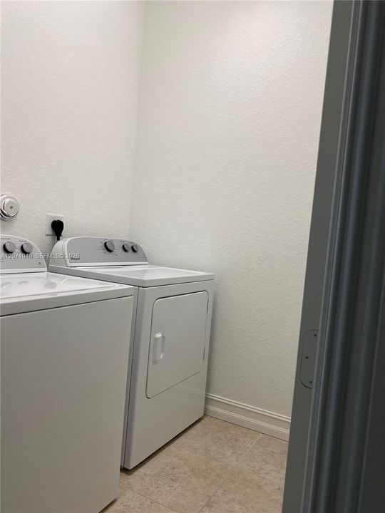 For Rent: $3,900 (3 beds, 3 baths, 2078 Square Feet)
