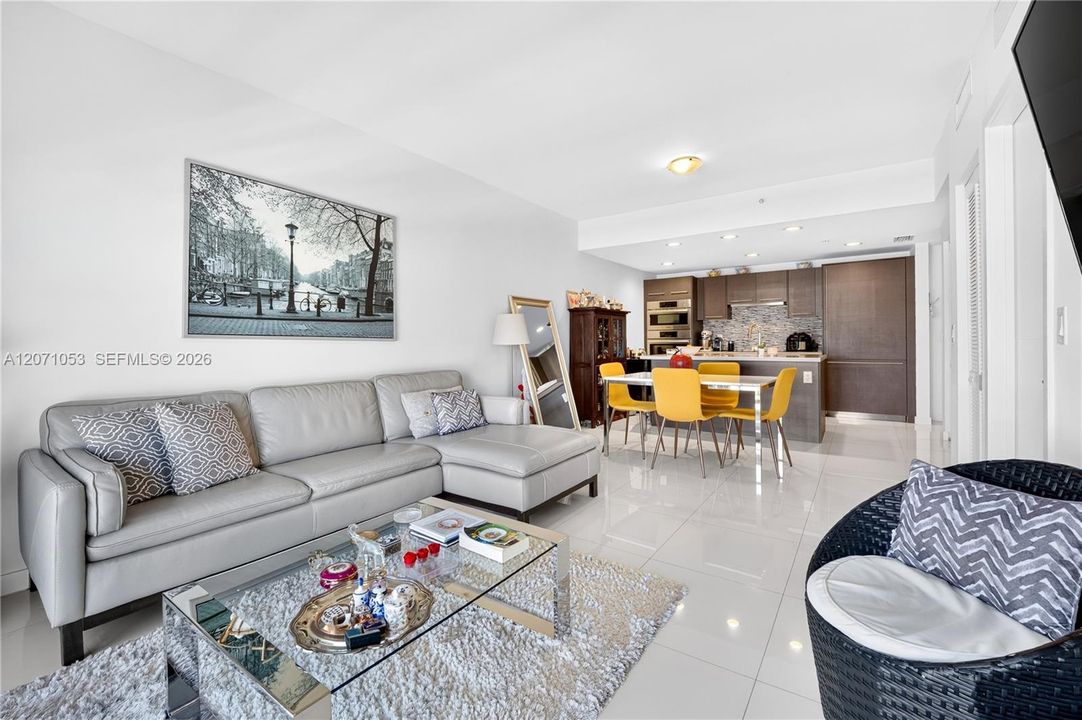 For Rent: $2,450 (1 beds, 1 baths, 686 Square Feet)