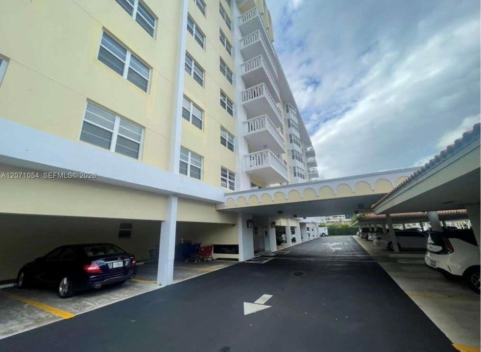 For Sale: $214,000 (1 beds, 1 baths, 841 Square Feet)