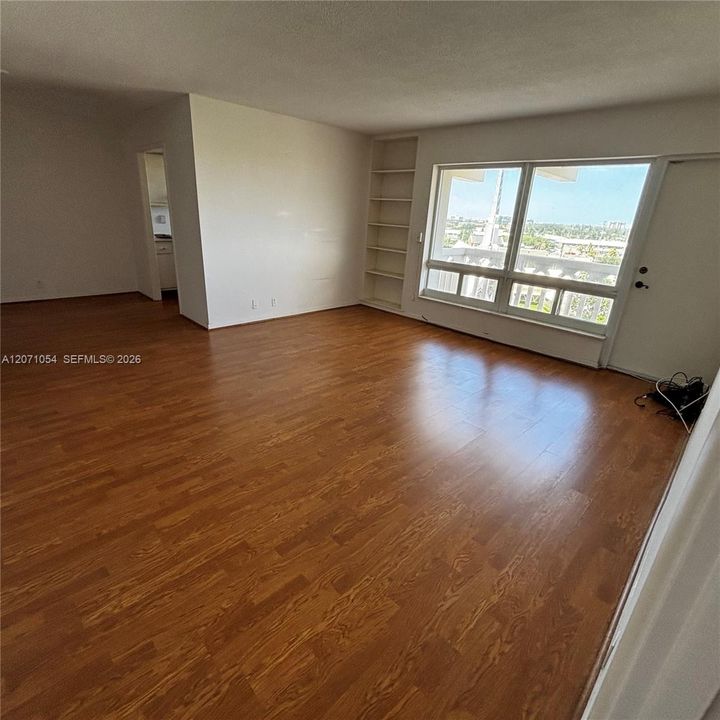 For Sale: $214,000 (1 beds, 1 baths, 841 Square Feet)