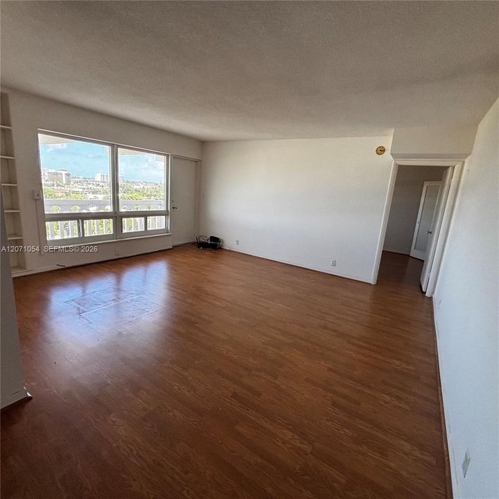 For Sale: $214,000 (1 beds, 1 baths, 841 Square Feet)