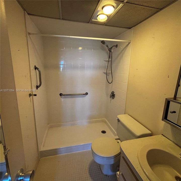 For Sale: $214,000 (1 beds, 1 baths, 841 Square Feet)