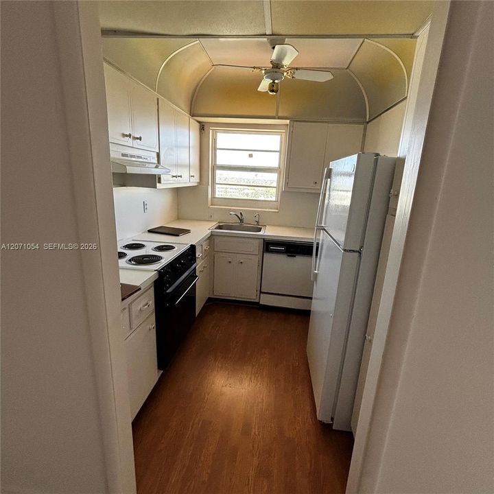 For Sale: $214,000 (1 beds, 1 baths, 841 Square Feet)