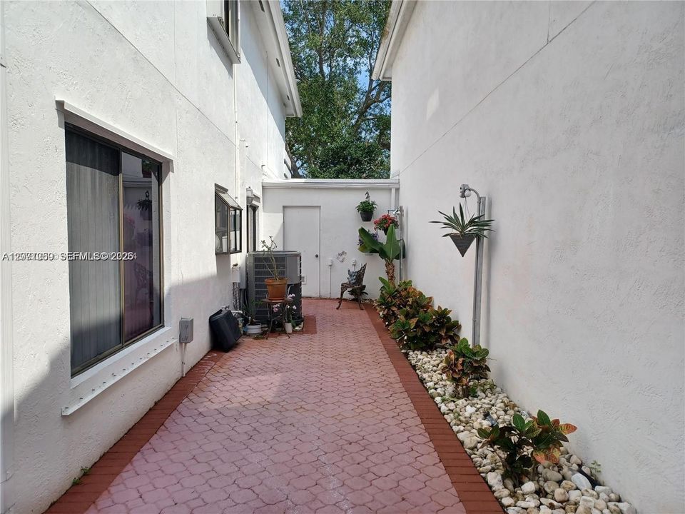 For Sale: $680,000 (3 beds, 2 baths, 1789 Square Feet)