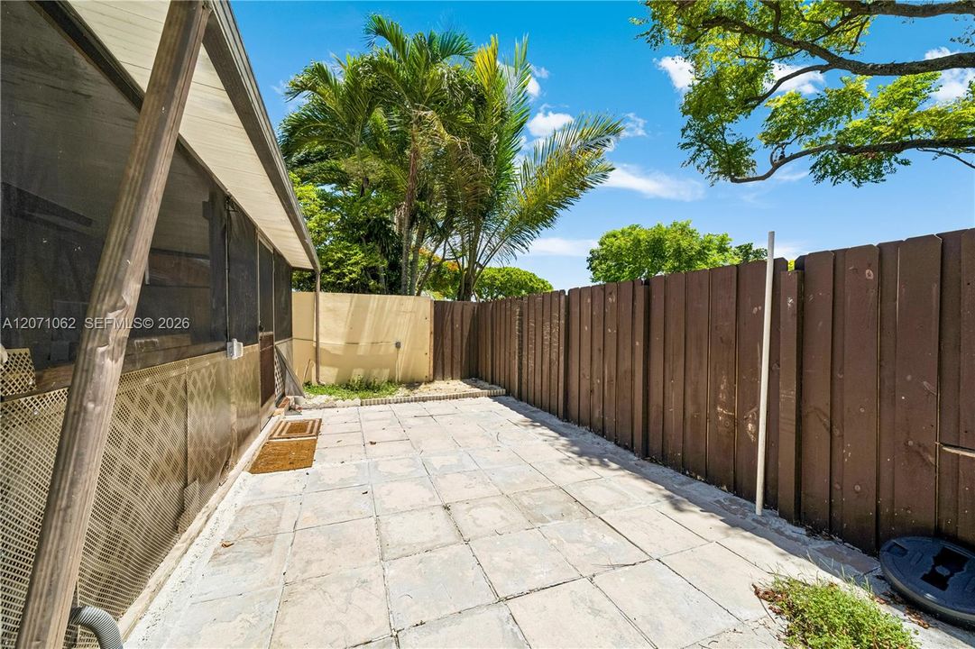 For Sale: $465,000 (2 beds, 2 baths, 1028 Square Feet)