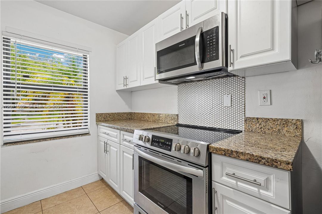 For Sale: $465,000 (2 beds, 2 baths, 1028 Square Feet)