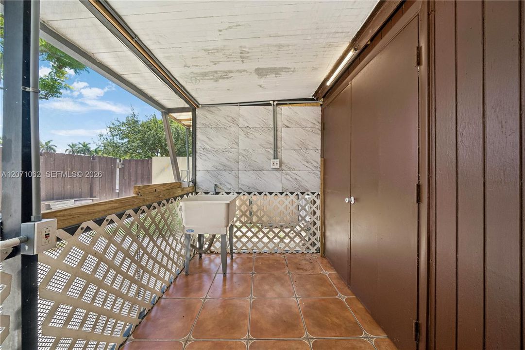For Sale: $465,000 (2 beds, 2 baths, 1028 Square Feet)