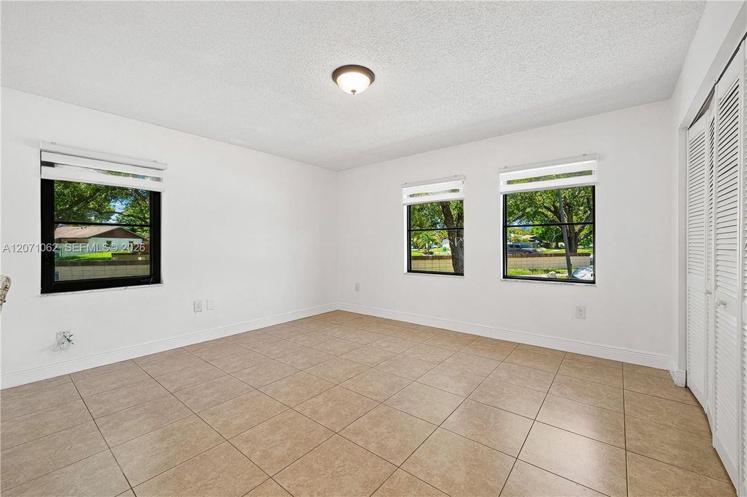 For Sale: $465,000 (2 beds, 2 baths, 1028 Square Feet)