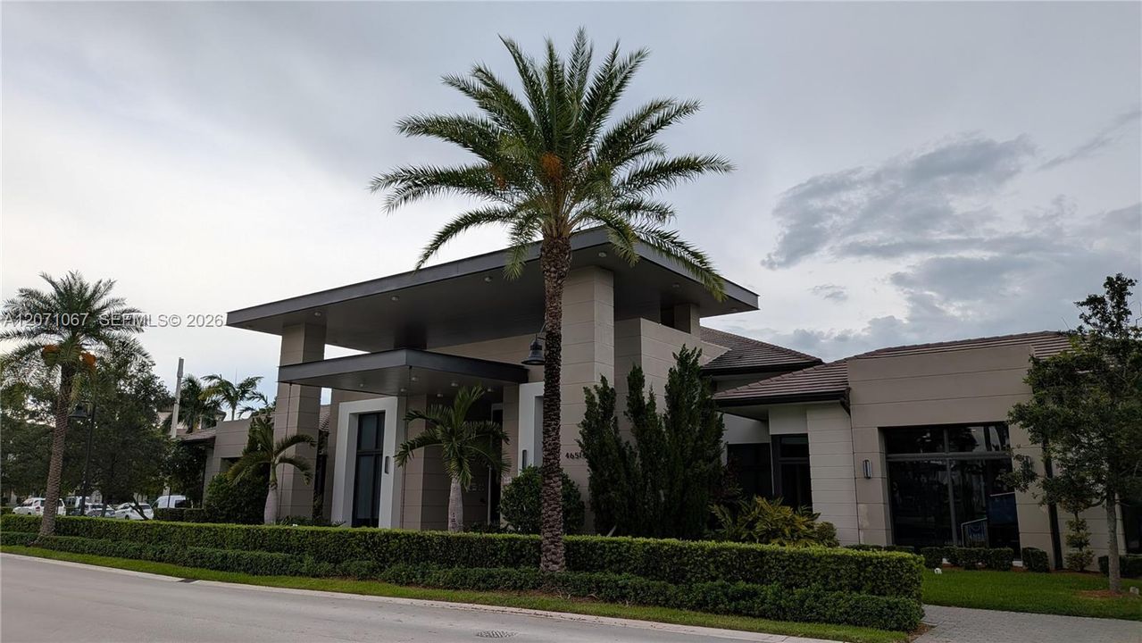 For Rent: $3,200 (3 beds, 2 baths, 1124 Square Feet)
