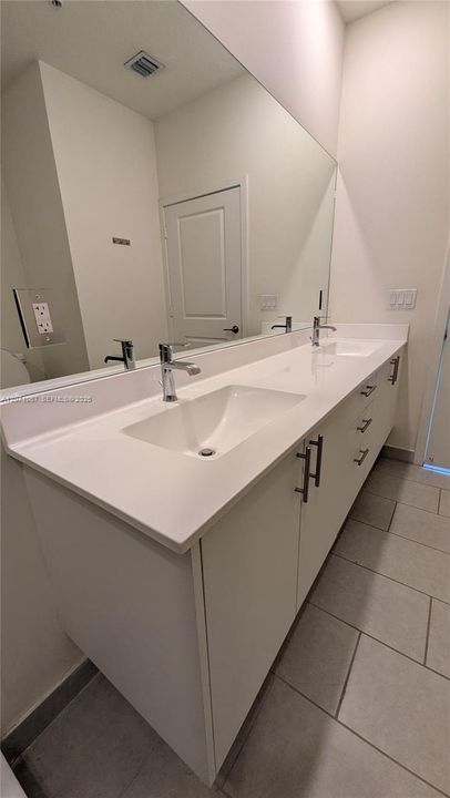 For Rent: $3,200 (3 beds, 2 baths, 1124 Square Feet)