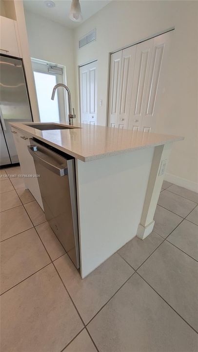 For Rent: $3,200 (3 beds, 2 baths, 1124 Square Feet)