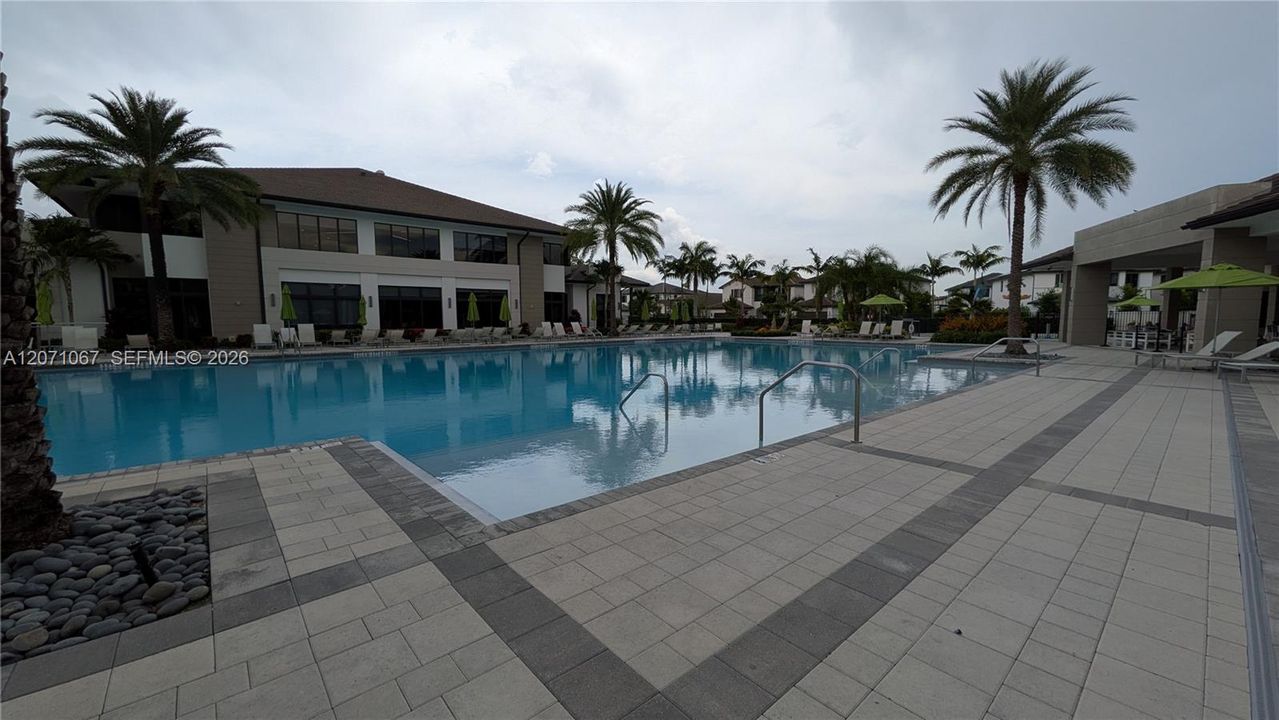 For Rent: $3,200 (3 beds, 2 baths, 1124 Square Feet)