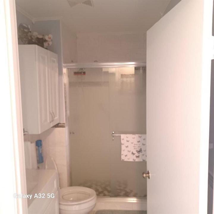 155 Lake Meryl Drive Bathroom 2 (b)