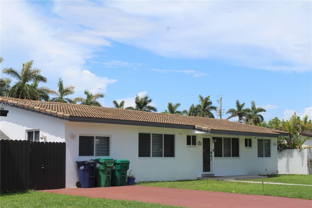 For Sale: $885,000 (4 beds, 3 baths, 1300 Square Feet)