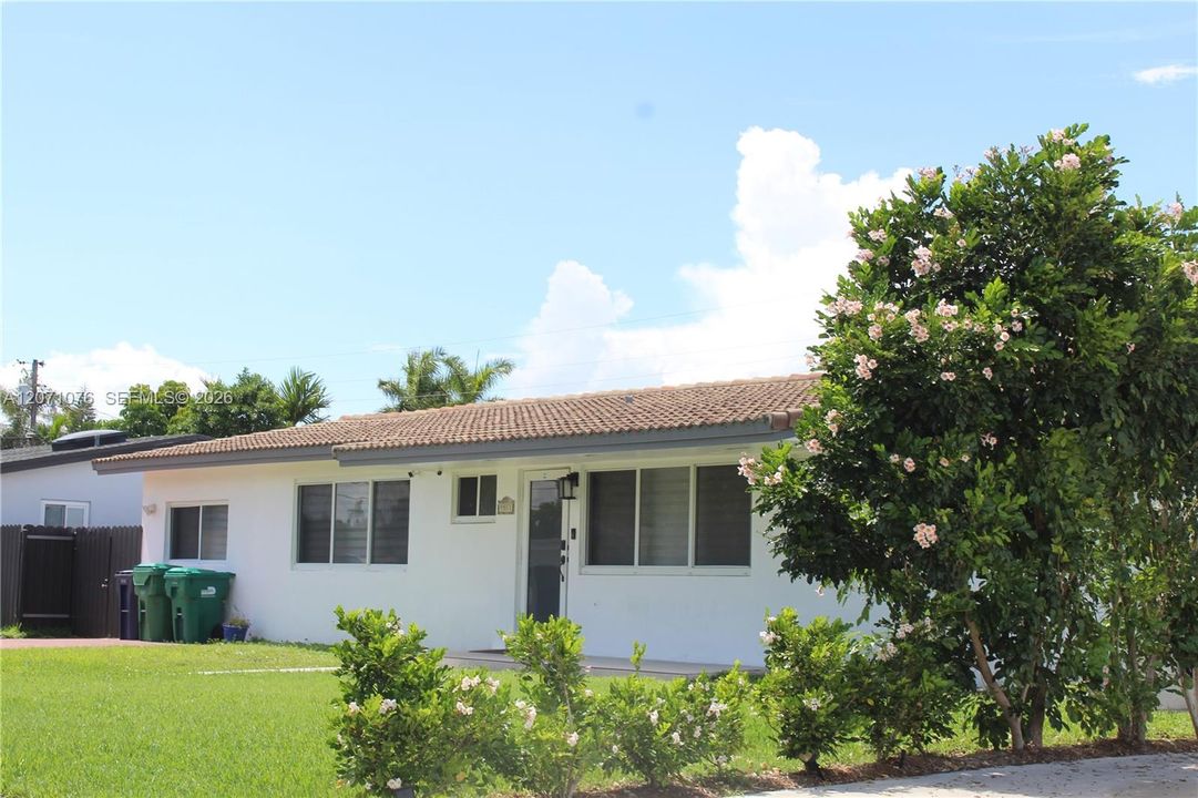 For Sale: $885,000 (4 beds, 3 baths, 1300 Square Feet)